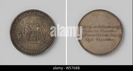 Mariage de Louis XIV avec Marie Thérèse d'Autriche, médaille d'argent. Avers : mari et femme liée par un évêque dans un contexte réel. La marche arrière : l'inscription, de la dentelle, script, Louis XIV (roi de France), Maria Theresia (reine de France), Monogrammist GP (medailleur), France, 1660, de l'argent (métal), dorure (matériau), dorure, d 4,3 cm × W 268 Banque D'Images