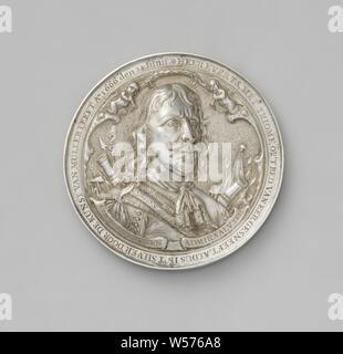 Cornelis Evertsen, Lieutenant-amiral de Zélande, tué dans les quatre jours Bataille, médaille d'argent. Buste : avant l'homme, au-dessus de laquelle deux enfants triton tenir une couronne au milieu d'armor banderole avec l'inscription ci-dessus à l'intérieur de l'inscription. Inverse : bataille navale avec un filet autour, North Foreland, Kent, Cornelis Evertsen (I), Wouter Muller, Amsterdam, 1666, de l'argent (métal), gravure, d 7,9 cm × W 84.21 Banque D'Images