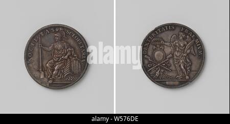 Martin Confrerie de l'Handbussche à Delft, médaille d'argent. Avers : femme casquée avec l'écusson et le bus à la main, représentant la Confrerie, à ses pieds : corne d'abondance remplie de médaillons dans une inscription. Inverse : Victoire de Samothrace avec branche de palmier dans la main gauche, tenant couronne de laurier en haut d'un manteau vide d'armes, reposant sur deux bus main croisés et canon à balles, pour que : tout à fait dans le champ, débit - coupe : vide, Delft, Gerard van Loon, Pays-Bas, 1718, de l'argent (métal), frappant (métallurgie), d 3,3 cm × W 15,95 Banque D'Images