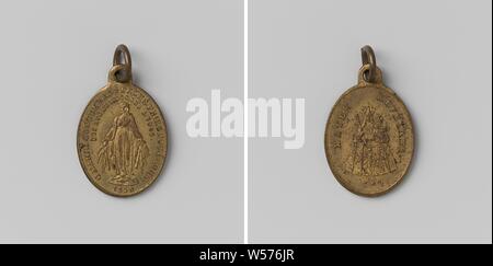 Médaille miraculeuse, la dévotion vouée à la symbolique Immaculée Conception de la Vierge Marie et la et la Sainte Vierge de Kevelaer, médaille ovale en laiton sur l'œil et l'anneau. Avers : debout sur un globe, Maria piétine avec aureole sur le terrain, tout en rayons x sortent de ses mains à l'intérieur d'un texte de deux lignes. Inverse : Mary couronné avec sceptre en main droite et le Christ enfant sur le bras gauche dans une inscription, Kevelaer, Paris, Catherine Labouré, anonyme, 1830, le laiton (alliage), frappant (métallurgie), h 2,1 cm × 1.4 cm × w w 1,62 Banque D'Images