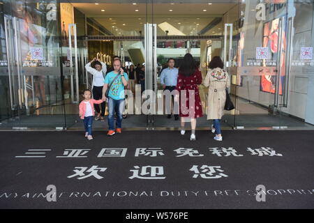 --FILE--clients entrent dans le Haitang Bay DFS (duty free shop) Mall de la ville de Sanya, province de Hainan en Chine du sud, le 31 décembre 2018. La Chine populaire du re Banque D'Images