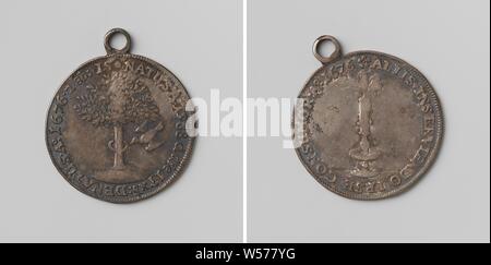 Décès de J. Schroetering, maire de Hambourg, médaille d'argent à l'Œil. Avers : oiseau, volant vers un arbre, qui a un anneau autour du tronc dans une inscription. Inverse : bougie d'extinction dans un cercle, Hambourg, J. Schroetering, anonyme, 1676, de l'argent (métal), frappant (métallurgie), d 3,4 cm × d 2,9 cm × W 75 Banque D'Images