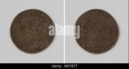 Inauguration d'Francois-Hercule, duc d'Anjou comme Duc de Brabant à Anvers, médaille de cuivre. A l'avant : le buste de l'homme à l'intérieur de l'intérieur. Marche arrière : disques durs soleil nuages au-dessus de la mer dans une inscription, au-dessus de l'année, Anvers, François-Hercule de Valois (duc d'Anjou), anonyme, 1582, cuivre (métal), frappant (métallurgie), d 2,8 cm × W 5,50 Banque D'Images