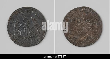 La maladie et la famine dans les Pays-Bas espagnols à la suite de la guerre, blocus, médaille d'argent. Avers : espagnol, debout entre la faim, décrite comme une femme émaciée, assis, et de la mort, représenté comme un squelette, assis au milieu d'une arme entouré par un enveloppement, cut : an. Ar : corne de l'abondance dans un enveloppement, cut off : inscription, Belgique, anonyme, Dordrecht, 1587, de l'argent (métal), frappant (métallurgie), d 3 cm × W 7,70 Banque D'Images