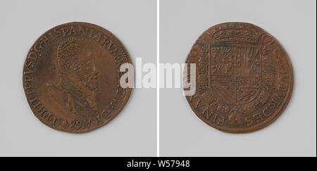 Philippe II, roi d'Espagne, calcul de la médaille du Conseil Supérieur des Finances, médaille de cuivre. A l'avant : le buste de l'homme à l'intérieur de l'intérieur. Inverse : blason couronné, suspendu à l'ordre de la Toison d'intérieur un enveloppement, Philippe II (Roi d'Espagne), Conseil des Finances, anonyme, Anvers, 1589, cuivre (métal), frappant (métallurgie), d 2,9 cm × W 4,88 Banque D'Images