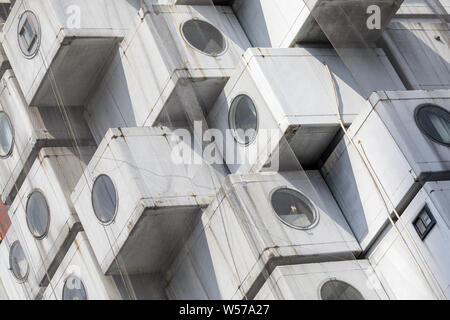 La Nakagin Capsule Tower à Shimbashi, Tokyo, Japon. Banque D'Images