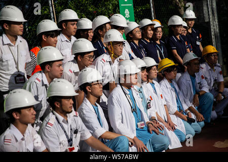 Les participants portent un casque à la manifestation. Des centaines de travailleurs médicaux y compris les médecins et les infirmières ont pris part au rallye à l'Hôpital Queen Elizabeth de Hong Kong, afin de protester contre le projet de loi sur l'extradition et de condamner les actes de violence par les gangs d'hommes à Yuen Long le 21 juillet.