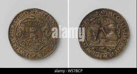 Vin et bière guild de Middelburg, jeton de guilde avec no 60, laiton token. A l'avant : blason de Middelburg en tete avec compartiment sur le haut et le bas avec l'inscription à l'intérieur de l'inscription. Inverse : pichet bec flûte et sur une table sous le numéro 60 à l'intérieur une inscription, Middelburg, W. Frederik Huyssen, A. de Lange, Jacobus de Ruyter, HK. Krijnse, anonyme, c. 1400 - c. 1885, le laiton (alliage), gravure, d 4,6 cm × W 347 Banque D'Images