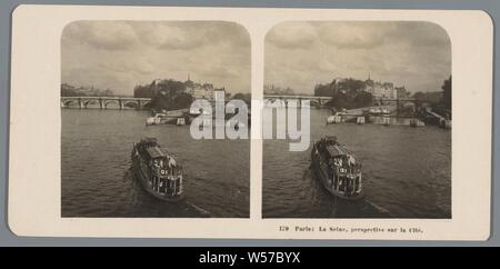 Vue sur la Seine à Paris, avec l'Ile de la Cité en arrière-plan : Seine, perspective sur la Cité (titre sur l'objet), la rivière, le trafic sur l'eau, de la Seine, Neue Photographische Gesellschaft (mentionné sur l'objet), Paris, en 1895 ou après - ch. 1905, carton, papier photographique, argentique, h 88 mm × W 179 mm Banque D'Images