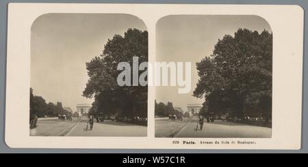 Vue sur l'Avenue du Bois de Boulogne à Paris Paris. Avenue du Bois de Boulogne (titre sur l'objet), Arc de triomphe, avenue, boulevard, promenade, esplanade, Neue Photographische Gesellschaft (mentionné sur l'objet), Paris, ch. 1900 - c. 1910, carton, papier photographique, argentique, h 88 mm × W 179 mm Banque D'Images