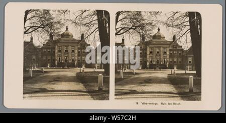 Vue sur le Palais Huis ten Bosch à La Haye La Haye. Le Huis ten Bosch (titre sur l'objet), façade (ou maison ou immeuble), palace, Palais Huis ten Bosch, Neue Photographische Gesellschaft (mentionné sur l'objet), La Haye, ch. 1900 - c. 1910, carton, papier photographique, argentique, h 88 mm × W 179 mm Banque D'Images