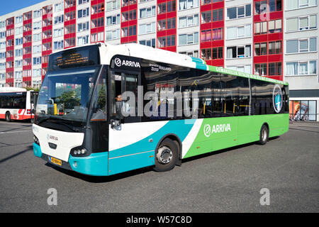 VDL Bus Citea arriva à Leiden, aux Pays-Bas. Arriva opère bus, bus, train, tramway et le bateau-bus de services dans 14 pays à travers l'Europe. Banque D'Images