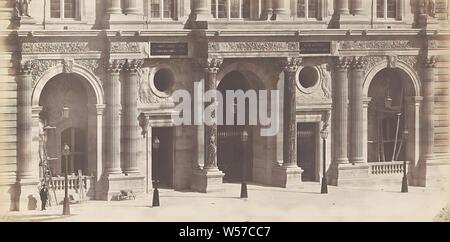 Rez-de-chaussée du pavillon Sully dans le Palais du Louvre, la partie de la réunion des Tuileries au Louvre 1852-1857, Album 2, les noms des bâtiments historiques, sites, rues, etc. (Louvre), etc. (avec un nom), exposition permanente, musée, façade (ou maison ou immeuble), porte, entrée privée, Palais du Louvre, Palais des Tuileries, Musée du Louvre, Édouard Denis BALDUS, Paris, ch. 1857, papier, papier photographique, papier au sel d, h 382 mm × W 560 mm Banque D'Images