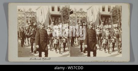 Des soldats de l'historique et défilé allégorique, à l'occasion de l'inauguration de la Reine Wilhelmine, Amsterdam, Pays-Bas, les soldats de la procession historique et allégoriques, Wilhelmina (Reine des Pays-Bas), Cornelis Johannes Lodewicus Vermeulen, anonyme, 1898, papier, carton, papier photographique, h 77 mm × W 154 mm Banque D'Images