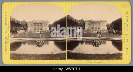 Vue du Petit Trianon du jardin, Le Château du Petit Trianon, coté du jardin (titre sur l'objet), des résidences impériales (titre de la série sur l'objet), château, jardin fontaine, Petit Trianon, Ernest Eleonor Pierre Lamy (mentionné sur l'objet), Versailles, 1860 - 1880, carton, papier photographique, à l'albumine, h 87 mm × W 178 mm Banque D'Images