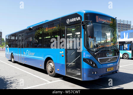 Qliner arriva bus Volvo 8900 à Leiden, aux Pays-Bas. Qliner est un système de bus express qui est utilisé dans les transports publics aux Pays-Bas. Banque D'Images