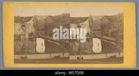 Vue d'un pont dans le Parc des Buttes Chaumont à Paris, pont, jardins publics, parc, Parc des Buttes Chaumont, anonyme, c. 1850 - c. 1880, du papier photographique, carton, à l'albumine, h 87 mm × W 174 mm Banque D'Images