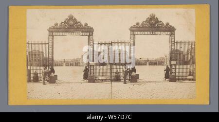 Vue sur la porte du château de Versailles, palais, porte, entrée privée, Château de Versailles, Versailles, anonyme, c. 1850 - c. 1880, du papier photographique, carton, à l'albumine, h 85 mm × W 173 mm Banque D'Images