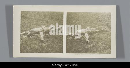 Soldat Allemand tué, Cadavre d'allemand (titre sur l'objet), simple soldat, le cadavre, anonyme, 1914 - 1918, carton, papier photographique, argentique, h 85 mm × W 170 mm Banque D'Images