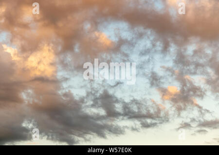 Beau ciel avec la lumière du soleil sur les nuages. Beau temps. Banque D'Images