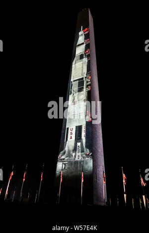 Washington, DC - 18 juillet 2019. Célébrant le 50e anniversaire du premier atterrissage lunaire, l'image de la fusée Saturn V à sa plateforme de lancement est projetée sur le Washington Monument, dans le cadre d'un journée commémorant l'alunissage d'Apollo 11 en 1969. Banque D'Images