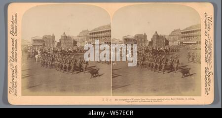 L'occupation de Pretoria le 5 juin - les troupes passant devant Lord Roberts, S.A., Underwood et Underwood, 1901 Banque D'Images