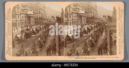 South African Light Horse Regiment sur Adderley Street à Cape Town, South African Light Horse, descendant Adderly St. à monter pour l'avant, Cape Town (titre sur l'objet), le soldat, le soldat, Le Cap, Underwood et Underwood (mentionné sur l'objet), Kaapstad, 1900, du papier photographique, carton, à l'albumine, h 88 mm × W 178 mm Banque D'Images