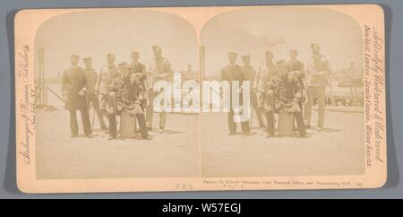 Portrait d'Edward Chichester et cinq hommes inconnus sur un quai à Cape Town, le capitaine Sir Edward Chichester, chef de l'agent de transport, et le débarquement du personnel, Cape Town, S.A. (titre sur l'objet), commandant en chef, l'amiral, Edward Chichester, Underwood et Underwood (mentionné sur l'objet), New York (city), ch. 1900 - c. 1905, du papier photographique, carton, à l'albumine, h 88 mm × W 178 mm Banque D'Images