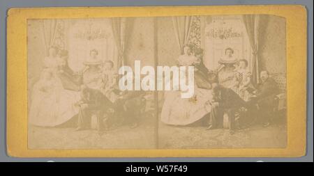 Wedding couple avec entourage dans la salle de séjour, salon, salon, mariée et le marié en robe de mariage, l'Europe, anonyme, c. 1850 - c. 1880, carton, papier photographique, à l'albumine, h 85 mm × W 170 mm Banque D'Images