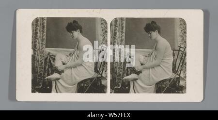 Jeune femme fait toilettes, Genre les photos (titre de la série sur l'objet), de s'habiller, s'habiller - AA - female figure humaine, anonyme, c. 1900 - c. 1920, carton, papier photographique, argentique, h 89 mm × W 179 mm Banque D'Images