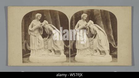 Sculpture d'Eliezer et Rebecca Rebecca au puits (titre sur l'objet), la sculpture, la réunion au puits : Rebecca Eliezer voit venir avec un lanceur, anonyme, c. 1855 - c. 1880, du papier photographique, carton, à l'albumine, h 84 mm × W 174 mm Banque D'Images