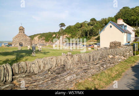 Le petit hameau de mcg-an-Eglwys et les ruines de l'église de St Brynach, du Parc National de Pembrokeshire Coast, Pays de Galles, Royaume-Uni Banque D'Images