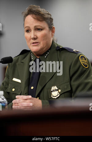 Chef de la patrouille frontalière américaine Carla Provost témoigne devant le comité de la Chambre sur les crédits au cours d'une patrouille de frontière débat de surveillance sur la colline du Capitole, le 24 juillet 2019 à Washington, D.C. Banque D'Images