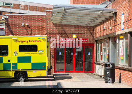 Ambulance et service des urgences de l'hôpital Saint Georges à Tooting, Londres. UK. Saint Georges à tooting est le principal hôpital de Saint George's University Hospitals NHS Foundation Trust. (111) Banque D'Images