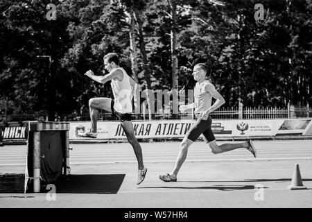 Chelyabinsk, Russie - le 12 juillet 2019 : course de l'athlète masculin 3000 mètres steeple avec des obstacles au cours de championnat en athlétisme à la mémoire de Georg Banque D'Images