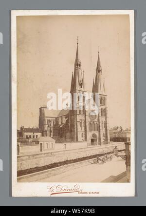 Vue de la Cathédrale Notre Dame en-Vaux à Châlons-sur-Marne, façade (ou maison ou immeuble), l'église (extérieur), Châlons-sur-Marne, G. Durand (mentionné sur l'objet), 1896, carton, papier photographique, à l'albumine, h 162 mm × W 107 mm Banque D'Images