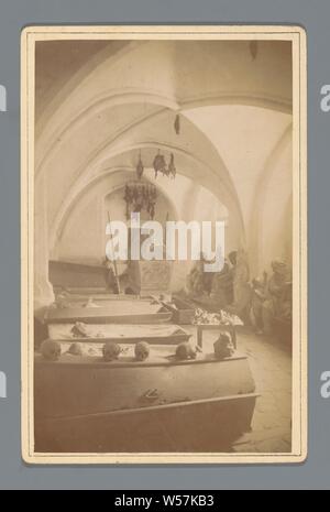 Tombe de la cathédrale de Brême, tombe, tombe, (humain) Crâne, Coffin, cathédrale de Brême, Laurentius Herzog (mentionné sur l'objet), Bremen, 1850 - 1868, carton, papier photographique, à l'albumine, h 167 mm × W 109 mm Banque D'Images