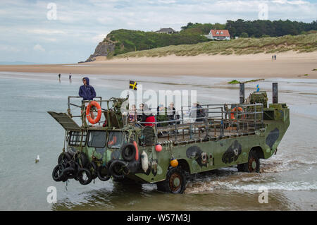 Les engins de débarquement d'aider à transférer les passagers à l'île de Caldey pour bateau, l'île de Caldey Tenby, Pembrokeshire, Pays de Galles Banque D'Images