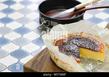 Basque maison brûlée gâteau au fromage, dessert bar espagnol Banque D'Images