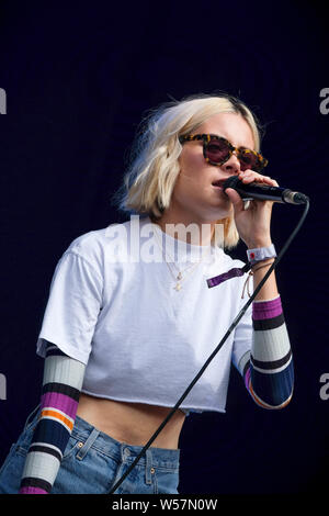 Crique de Lulworth, dans le Dorset, 26 juillet 2019. Nina Nesbitt, sur scène, Lulworth Dorset/Fletcher-Park Crédit : Dawn Alamy Live News Banque D'Images