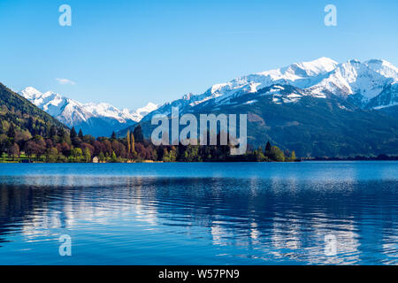 Zell am See - l'un des plus célèbres lacs de belles Alpes. Sérénité et calme. Banque D'Images