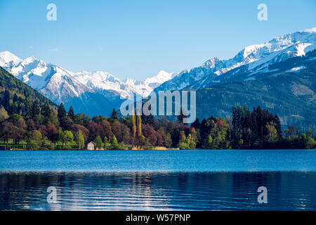 Zell am See - l'un des plus célèbres lacs de belles Alpes. Sérénité et calme. Banque D'Images