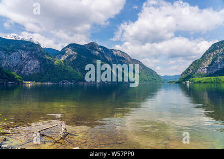 Halstatt, lac Halstatter et les montagnes autour de ce paysage pittoresque. Banque D'Images