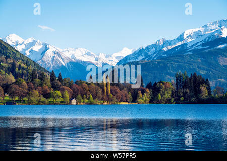 Zell am See - l'un des plus célèbres lacs de belles Alpes. Sérénité et calme. Banque D'Images