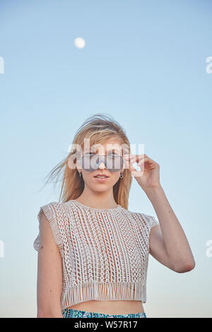 Belle femme blonde élégant à plus de ses lunettes de soleil Banque D'Images