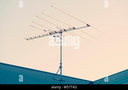 Antenne TV numérique ou l'antenne sur le haut d'une maison avec retro style effet filtre Instagram Banque D'Images
