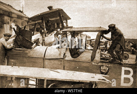 1918 -Appareils à utiliser lors de la Première Guerre mondiale (WWI) - mécanique sur la somme de récupération de pièces d'avion à partir d'un avion qui a été abattu Banque D'Images