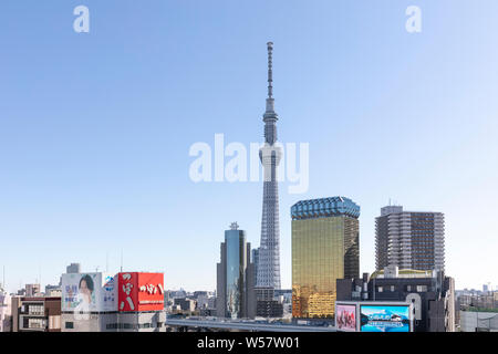 Donnant sur Tokyo Skytree cityscape bondés de la Voirie de Tokyo Japon Banque D'Images