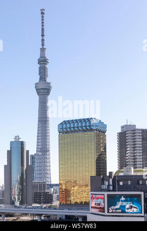 Donnant sur Tokyo Skytree cityscape bondés de la Voirie de Tokyo Japon Banque D'Images