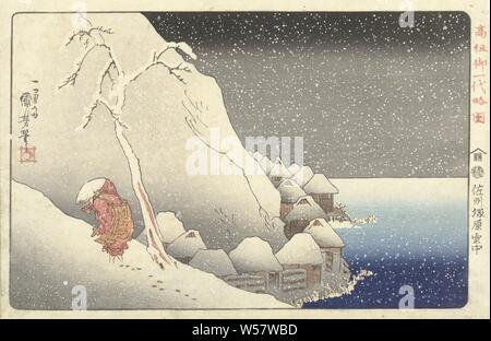 Dans la neige sur l'île de Sado à Tsukahara, paysage de neige avec en premier plan, Nichiren fondateur de la secte bouddhiste Lotus, en habit rouge, l'ascension d'une pente enneigée, au pied de la montagne, un village de la mer, avec un ciel gris avec des flocons tourbillonnant, Utagawa Kuniyoshi. (mentionné sur l'objet), Japon, 1833 - 1837, gravure sur bois, papier couleur, h 255 mm × W 370 mm Banque D'Images